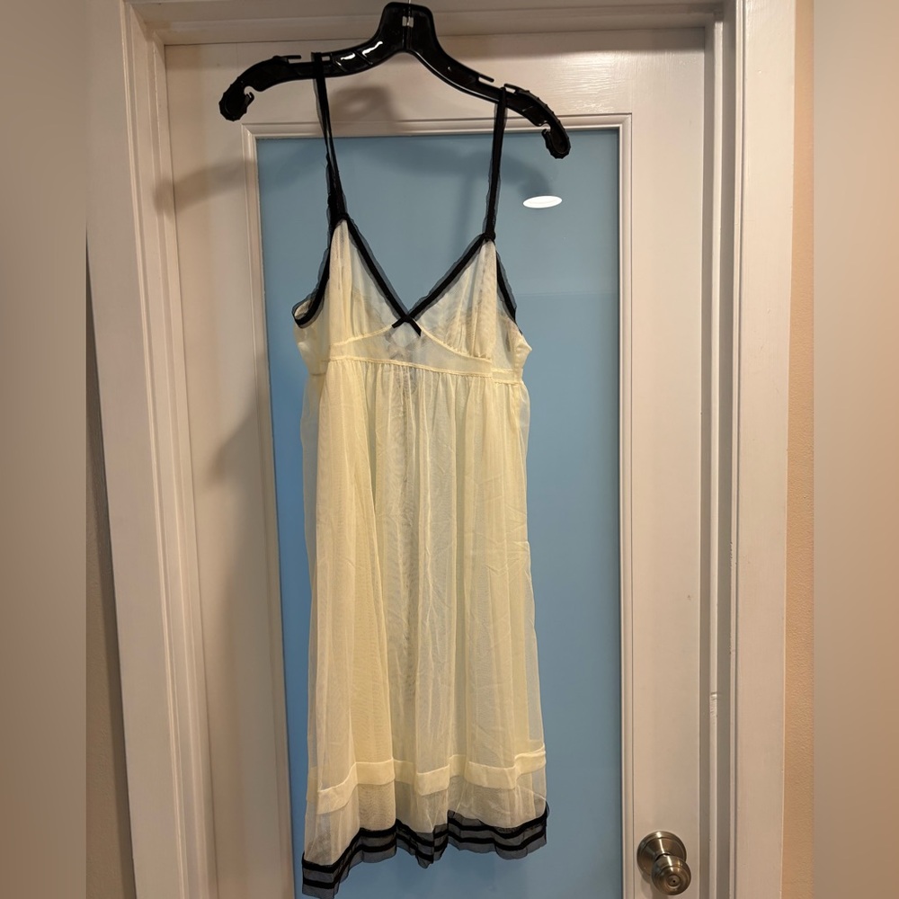 Vera Wang Luxe Ivory and Black Nightgown